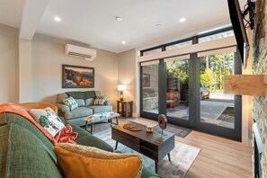 Condo, 2 Bedroom Mountainside(154) | Living area | 40-inch flat-screen TV with cable channels, TV, streaming services - Cranmore Condominium Lodging (North Conway)