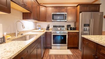 Condo, 2 Bedrooms, Mountainside (1303) | Private kitchen