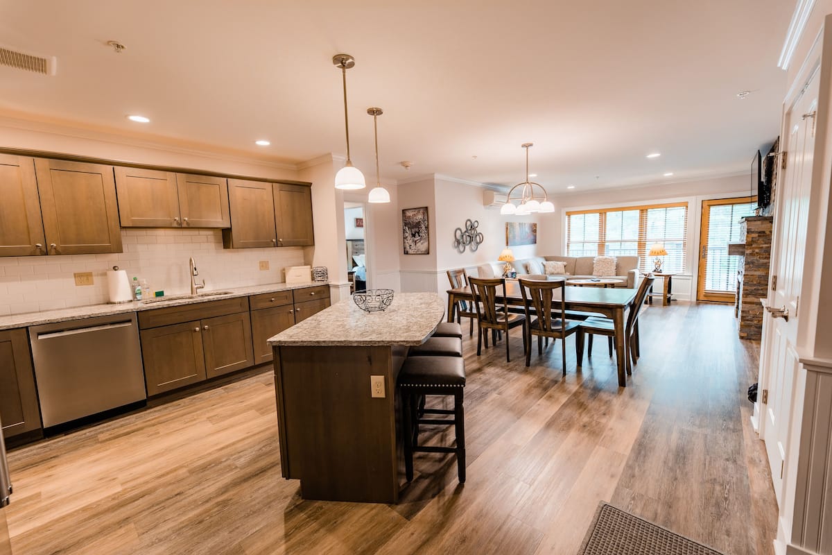 Premium Condo, 3 Bedrooms, Mountain View (1301) | Living area | 40-inch flat-screen TV with cable channels, TV, streaming services