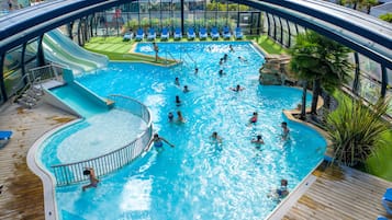 Una piscina techada, una piscina al aire libre de temporada