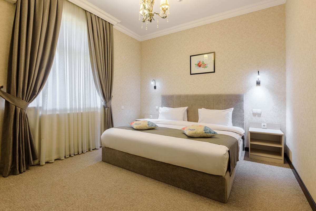 suite, 1 king bed with sofa bed, non smoking | 1 bedroom, premium bedding, minibar, in-room safe
