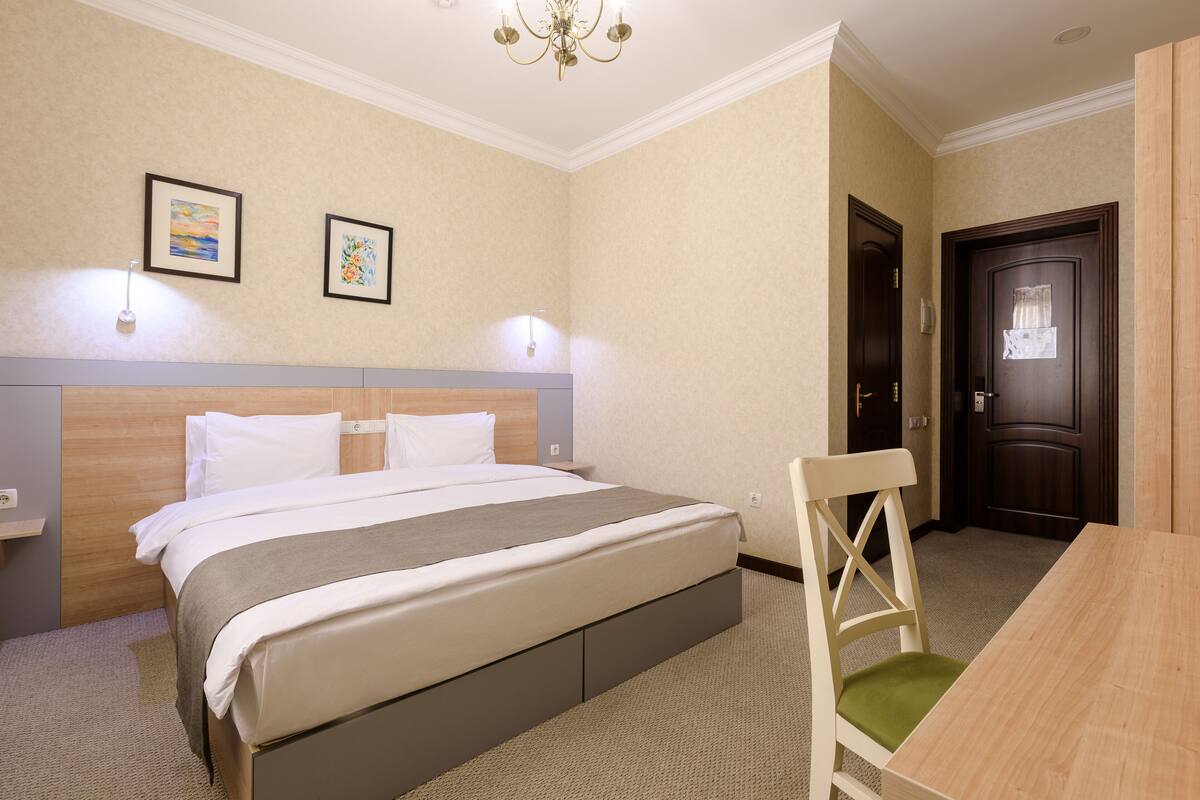 king room | 1 bedroom, premium bedding, minibar, in-room safe