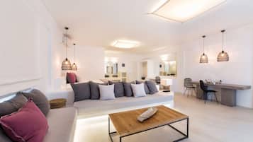 Luxe suite, uitzicht op zee (Outdoor Hot Tub) | Woonruimte | Flatscreentelevisie