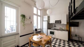 Standard-Loft | Eigene KĂŒche | KĂŒhlschrank, Mikrowelle, Ofen, GeschirrspĂŒler