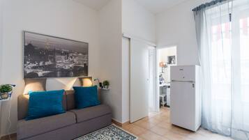 Monolocale Classic | Area soggiorno | TV a schermo piatto 40 pollici con canali digitali, Netflix