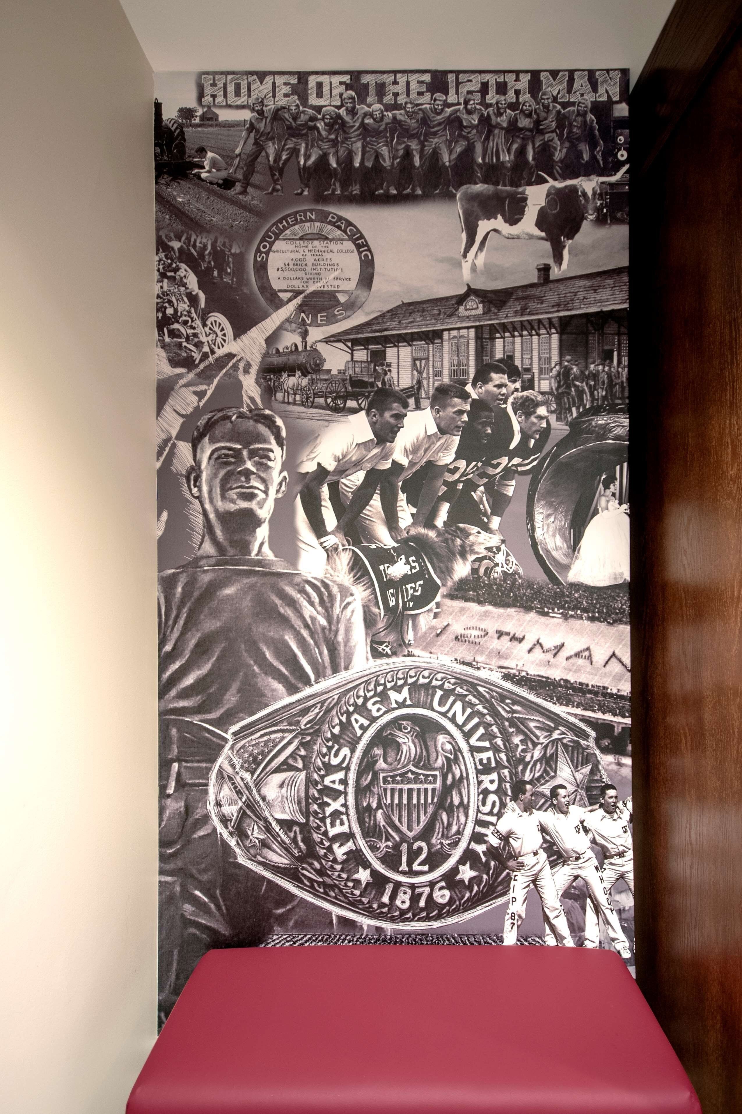 Un mur orné d’un collage rassemblant des photos et des objets commémoratifs liés à l’histoire du sport et à la vie universitaire, notamment un casque de football américain et les armoiries d’une université.