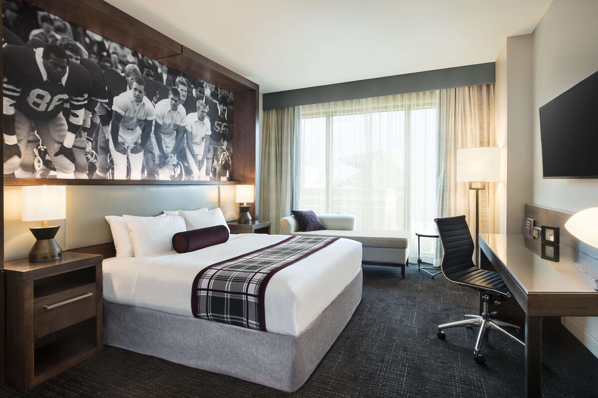 In-room safe, desk, laptop workspace, blackout drapes
