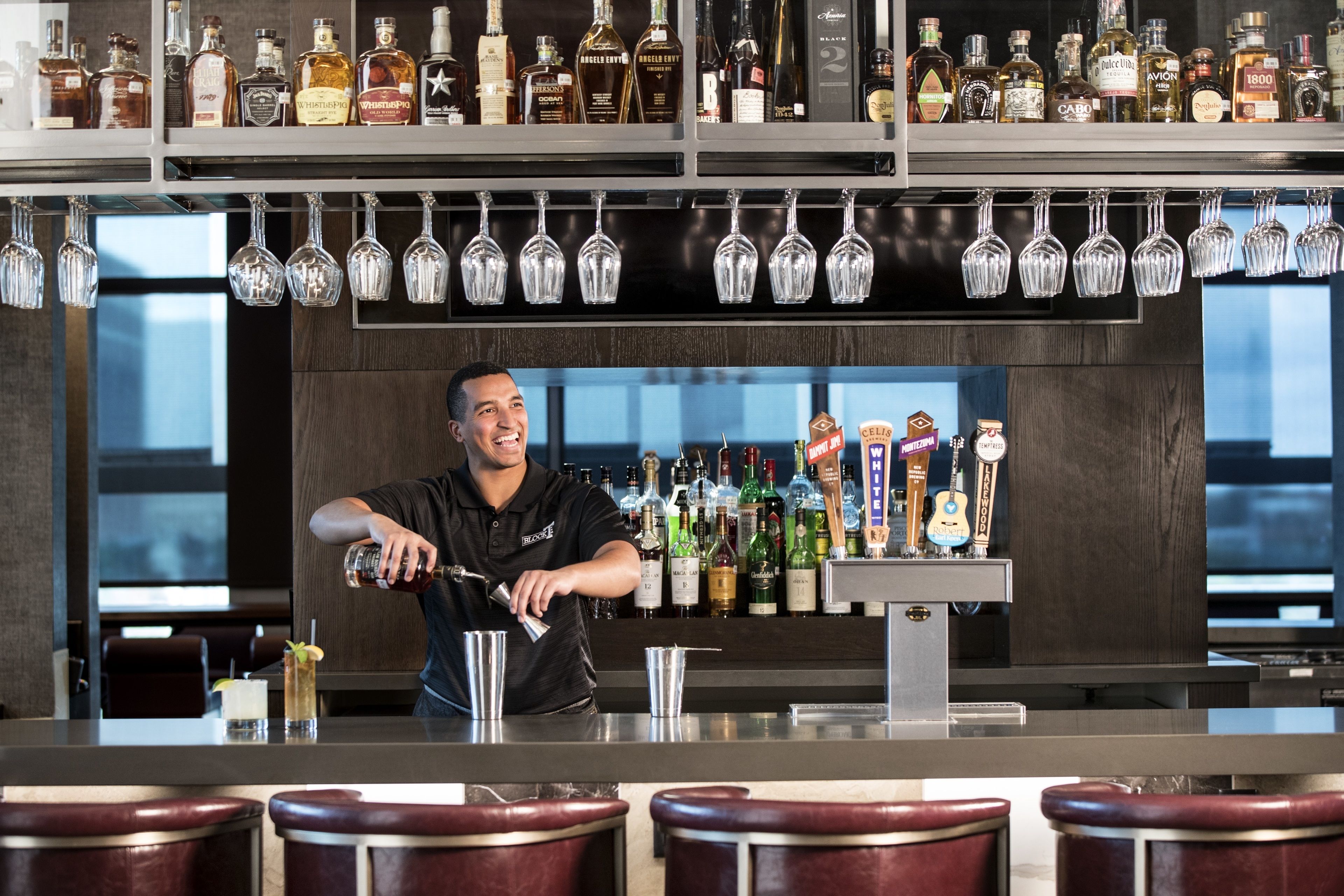 2 bars/lounges, cocktail bar