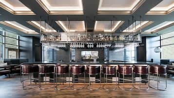 2 bars/lounges, cocktail bar