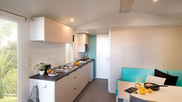 Mobile Home (Mercure) | Shared kitchen | Full-sized fridge, microwave, stovetop, cookware/dishes/utensils