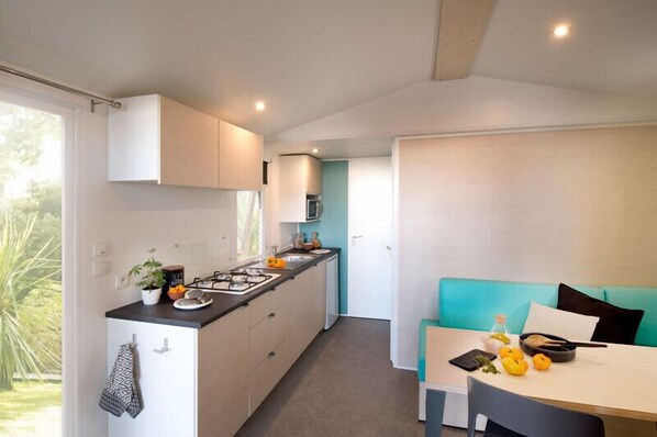 Maison mobile (Mercure) | Cuisine partagée | Réfrigérateur grande capacité avec congélateur, four à micro-ondes
