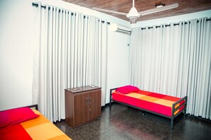 Standard-Doppel- oder -Zweibettzimmer, Gemeinschaftsbad, Gartenblick | 1 Schlafzimmer, hochwertige Bettwaren, Zimmersafe, Schreibtisch