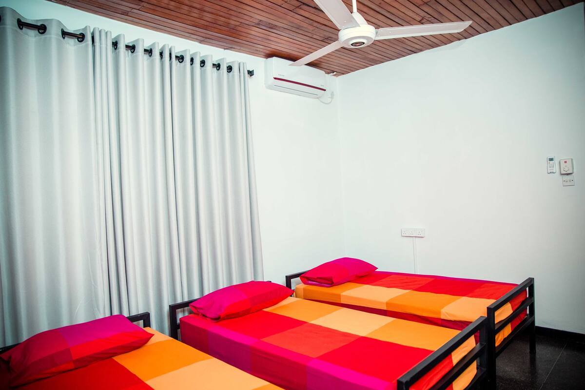 Standard-Dreibettzimmer | 1 Schlafzimmer, hochwertige Bettwaren, Zimmersafe, Schreibtisch
