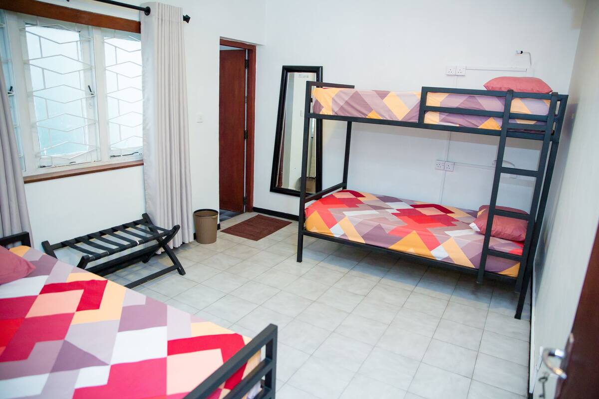 Gemeinsamer Premium-Schlafsaal, Nur Frauen, Gemeinschaftsbad, Blick auf den Innenhof | 1 Schlafzimmer, hochwertige Bettwaren, Zimmersafe, Schreibtisch