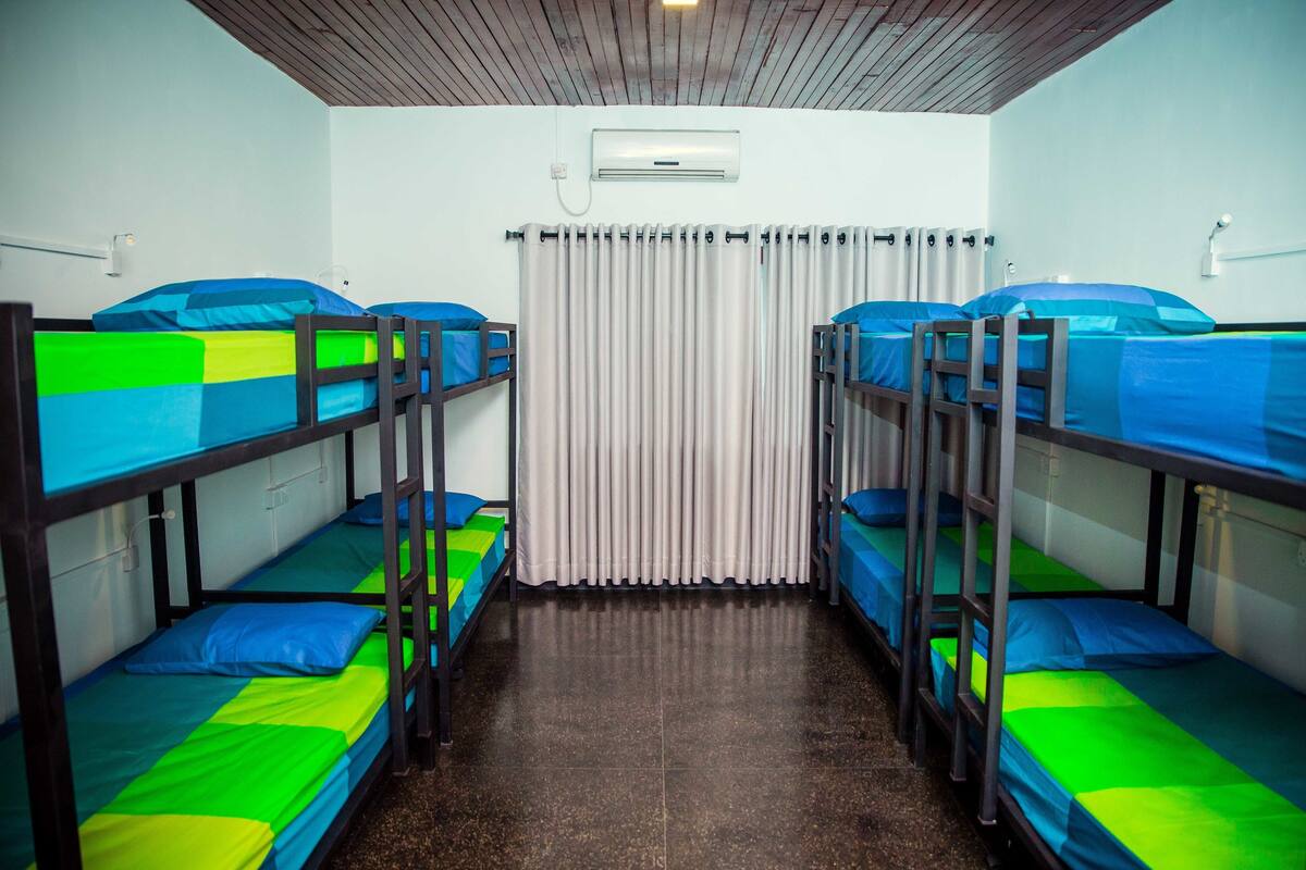 Gemeinsamer Premium-Schlafsaal, Gemischter Schlafsaal, Gemeinschaftsbad | 1 Schlafzimmer, hochwertige Bettwaren, Zimmersafe, Schreibtisch