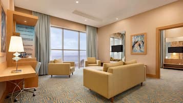 Camas con pillow-top, caja de seguridad en la habitación y escritorio