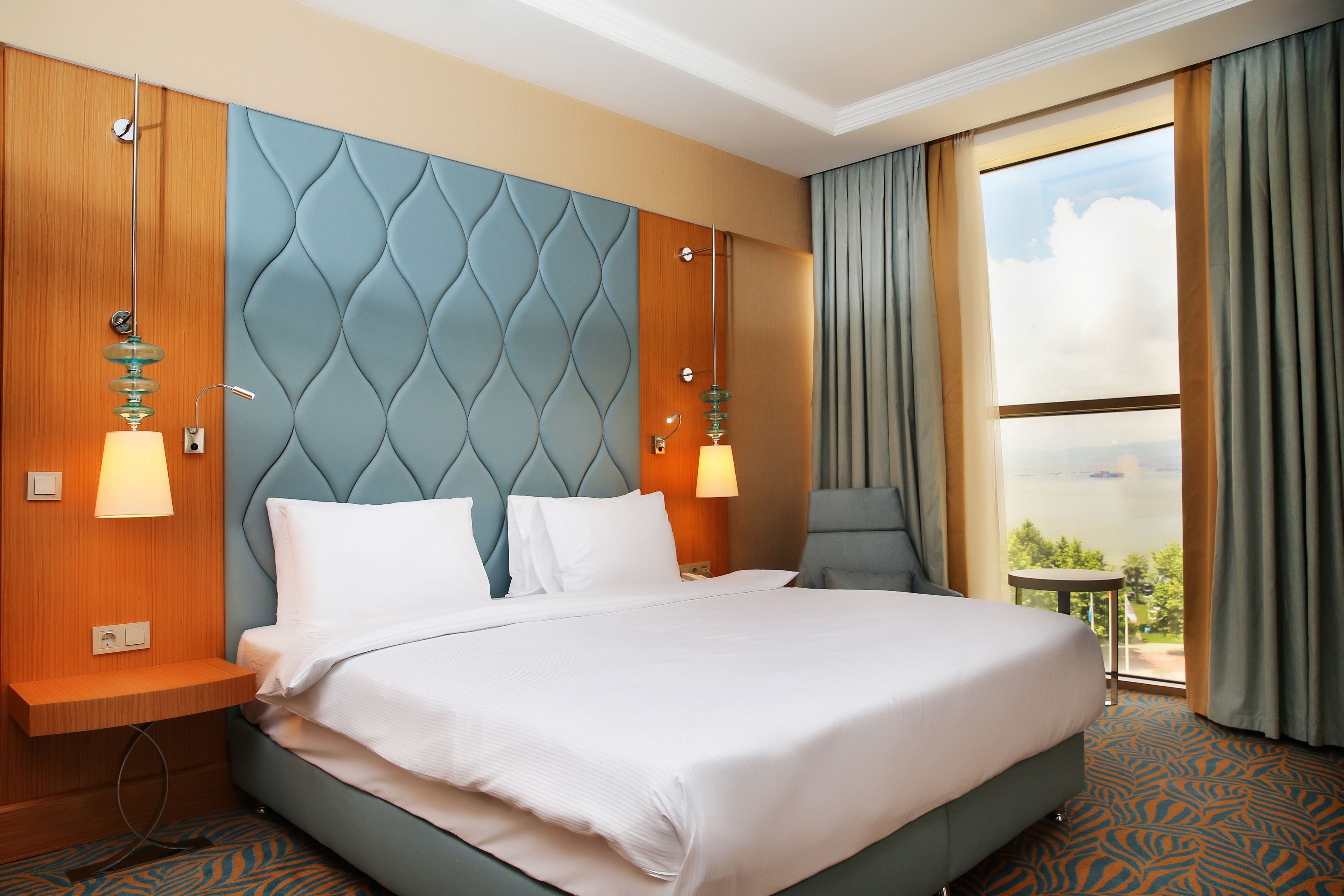 suite, 1 queen bed, non smoking | pillow-top beds, in-room safe, desk, soundproofing