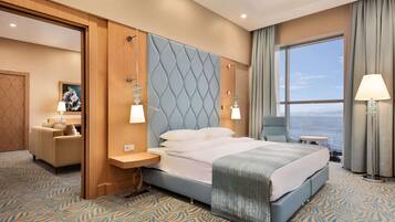 Suite, 1 Queen Bed, Non Smoking | Pillowtop beds, in-room safe, desk, soundproofing