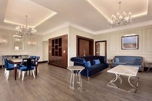 Pillowtop beds, in-room safe, desk, soundproofing - TRYP by Wyndham Izmit (Basiskele)