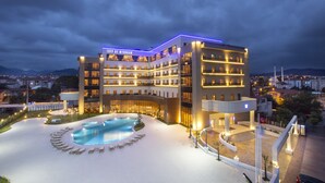 A hotel with a swimming pool, multiple floors, and a well-lit exterior. - TRYP by Wyndham Izmit (Basiskele)