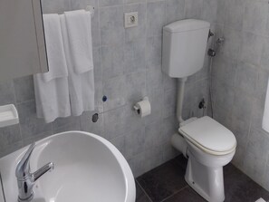 Panoramic Studio, Ocean View, Oceanfront | Bathroom | Shower, hair dryer, towels - Studio Praia Diante ocean view (Boa Vista)