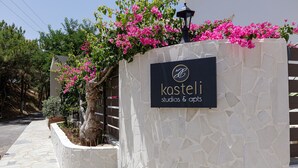 Un muro de piedra con un letrero que dice 'Kasteli Studios & Arts'.