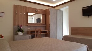 In-room safe, desk, free WiFi