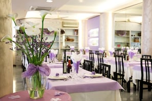 Breakfast and dinner served, local cuisine - Hotel Ambra (Cesenatico)