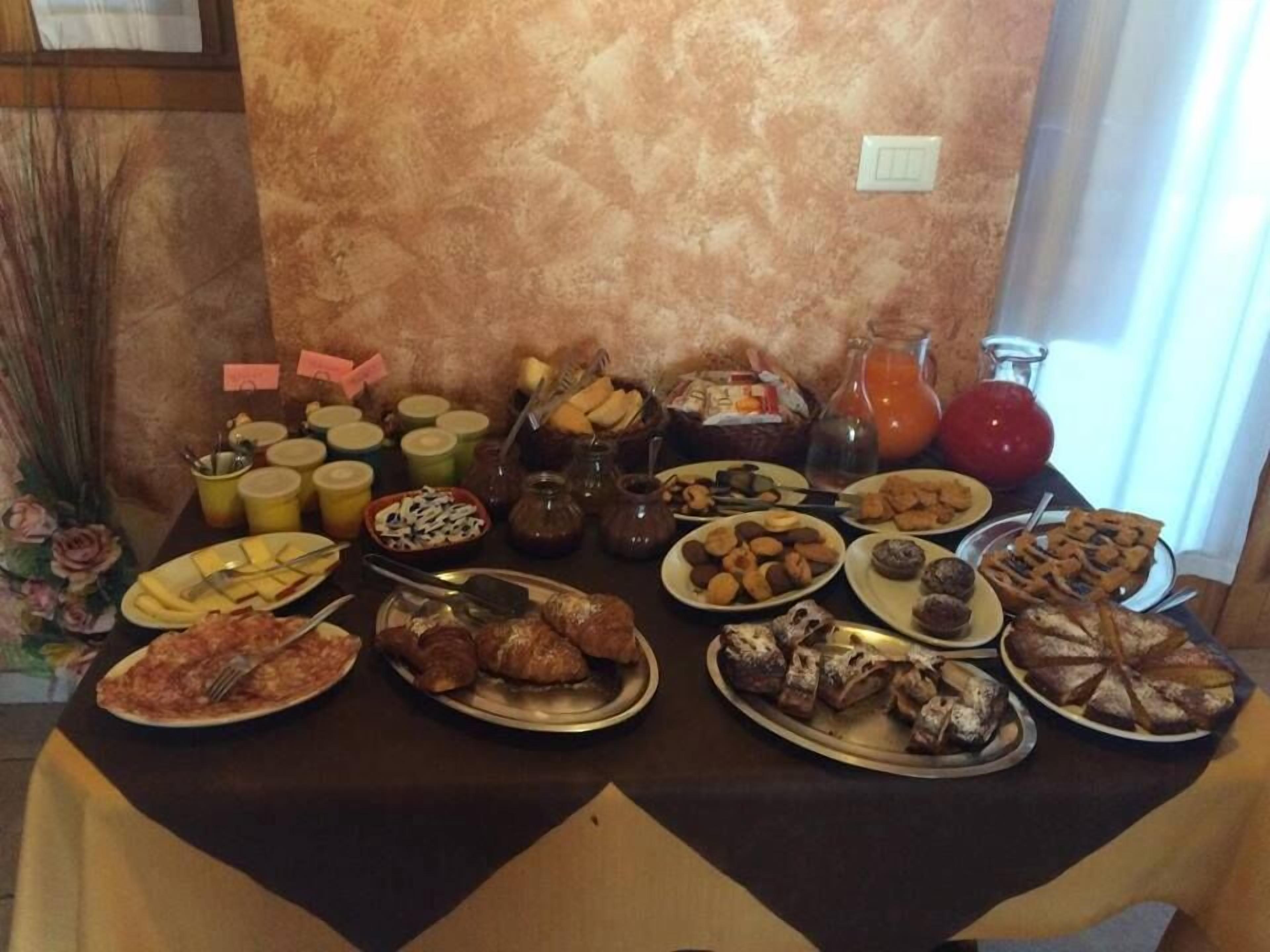 Petit déjeuner buffet (7 EUR par personne)