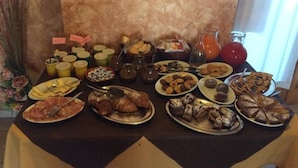 Una mesa de buffet con diferentes alimentos y salsas.