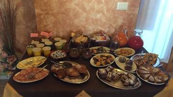 Sarapan prasmanan setiap hari (EUR 7 per orang)