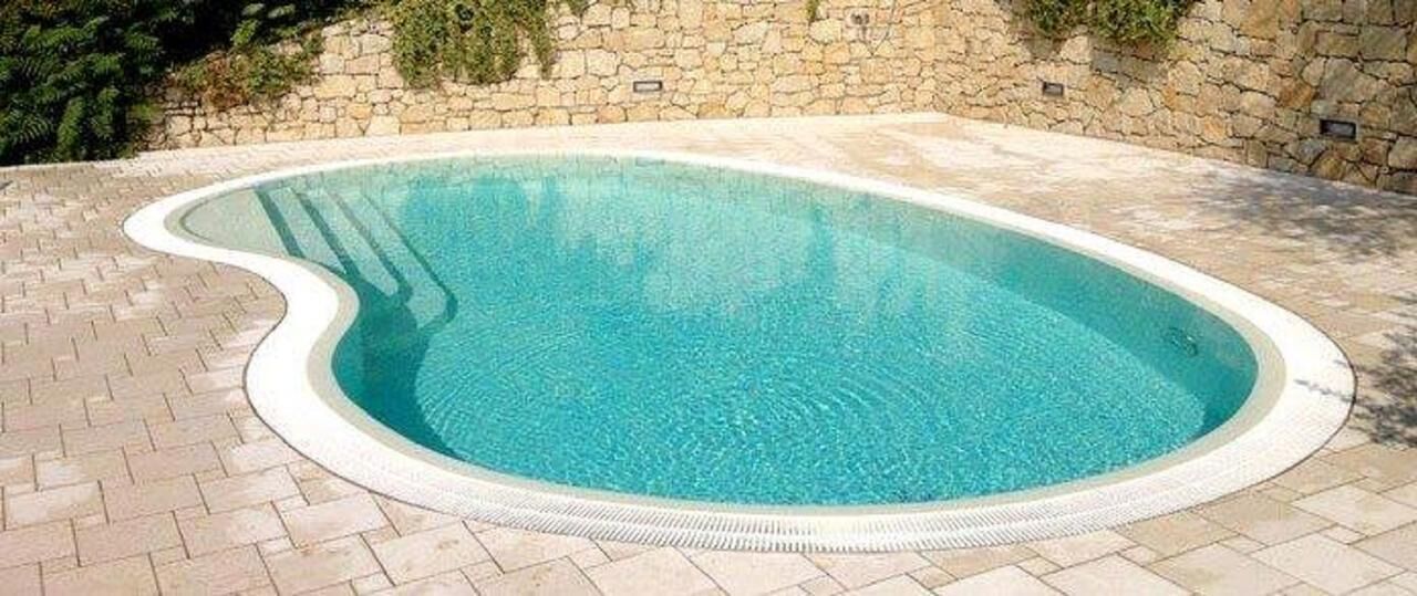 Piscine extérieure, parasols de plage, chaises longues