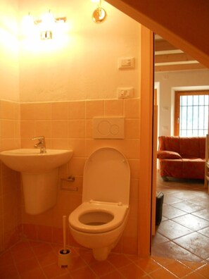 标准公寓, 1 间卧室 (Rasa) | 浴室 | 淋浴设施、免费洗浴用品、坐浴桶、毛巾