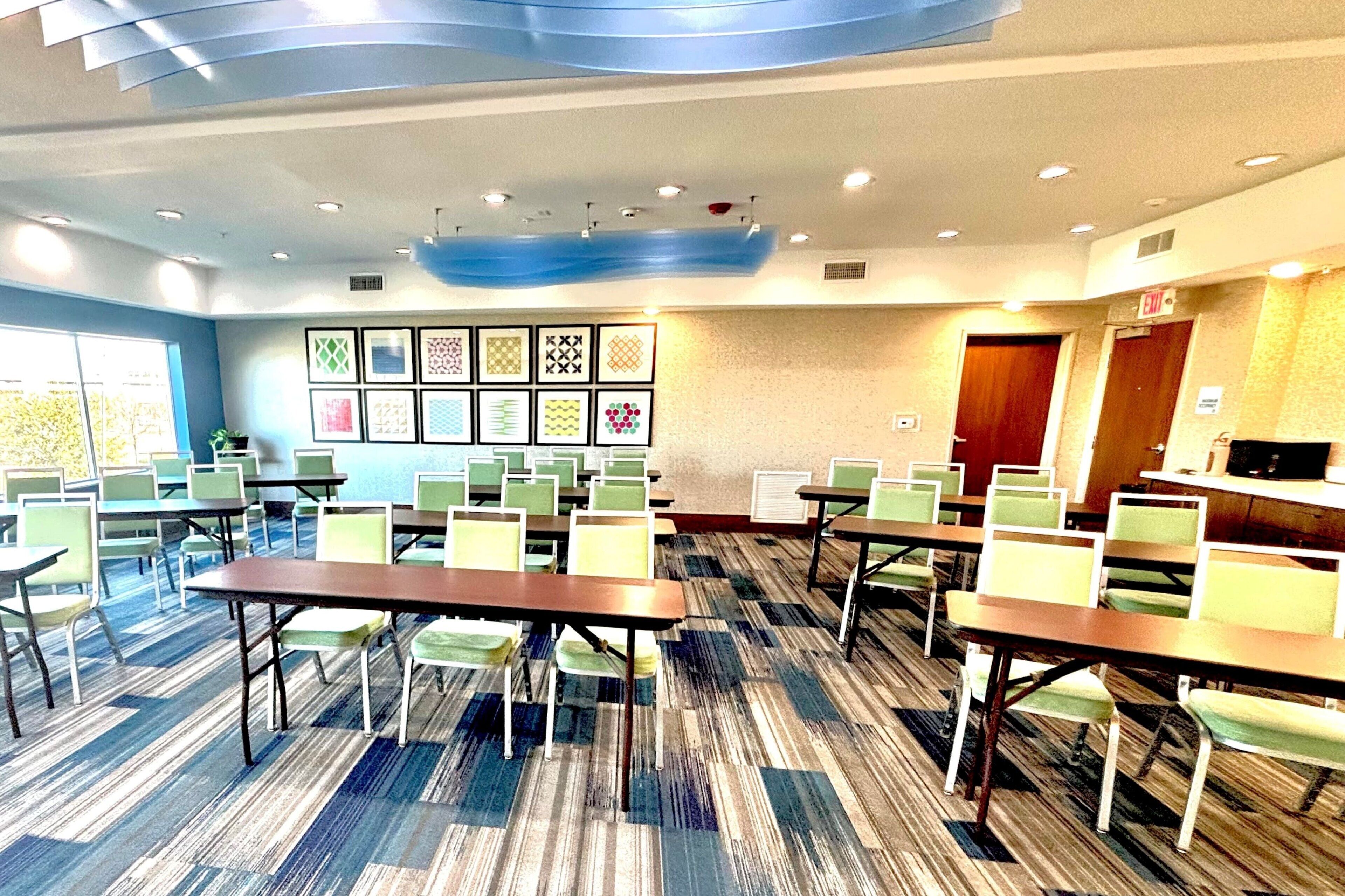 Photo - Holiday Inn Express and Suites Houston Westchase - Westheimer by IHG