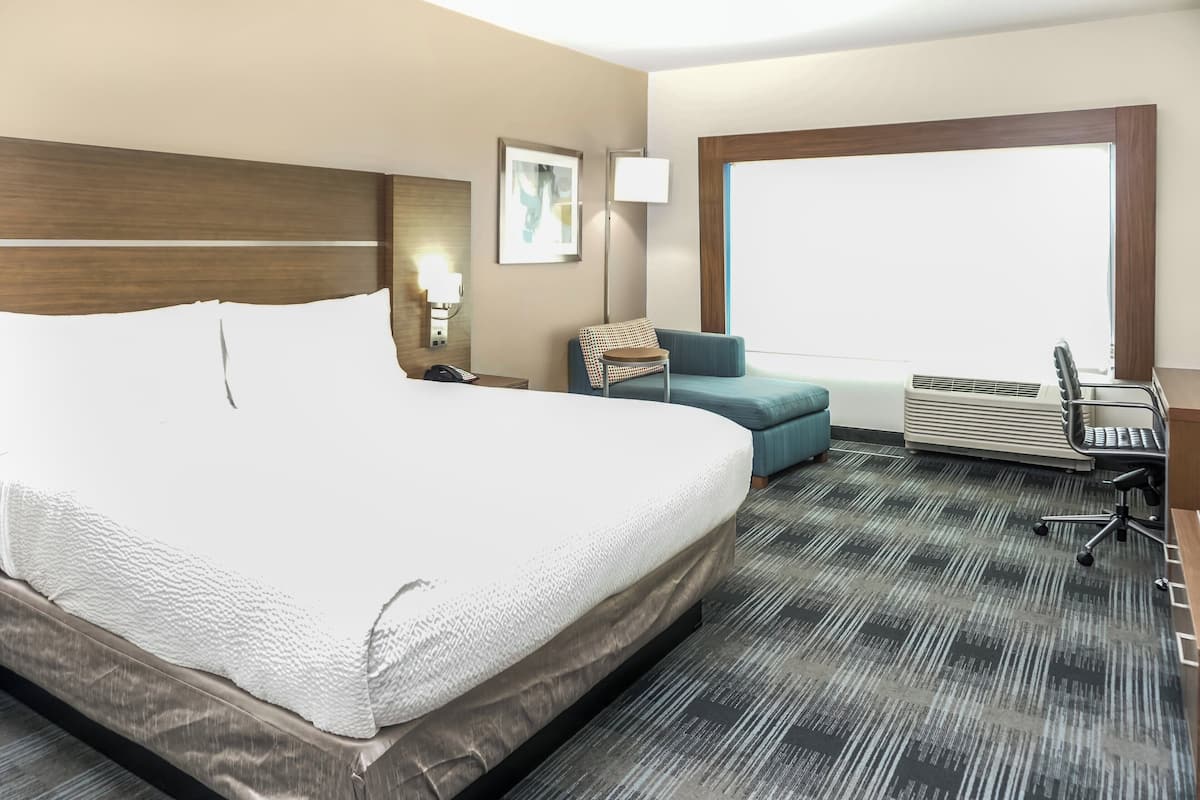 1 bedroom, premium bedding, pillowtop beds, in-room safe