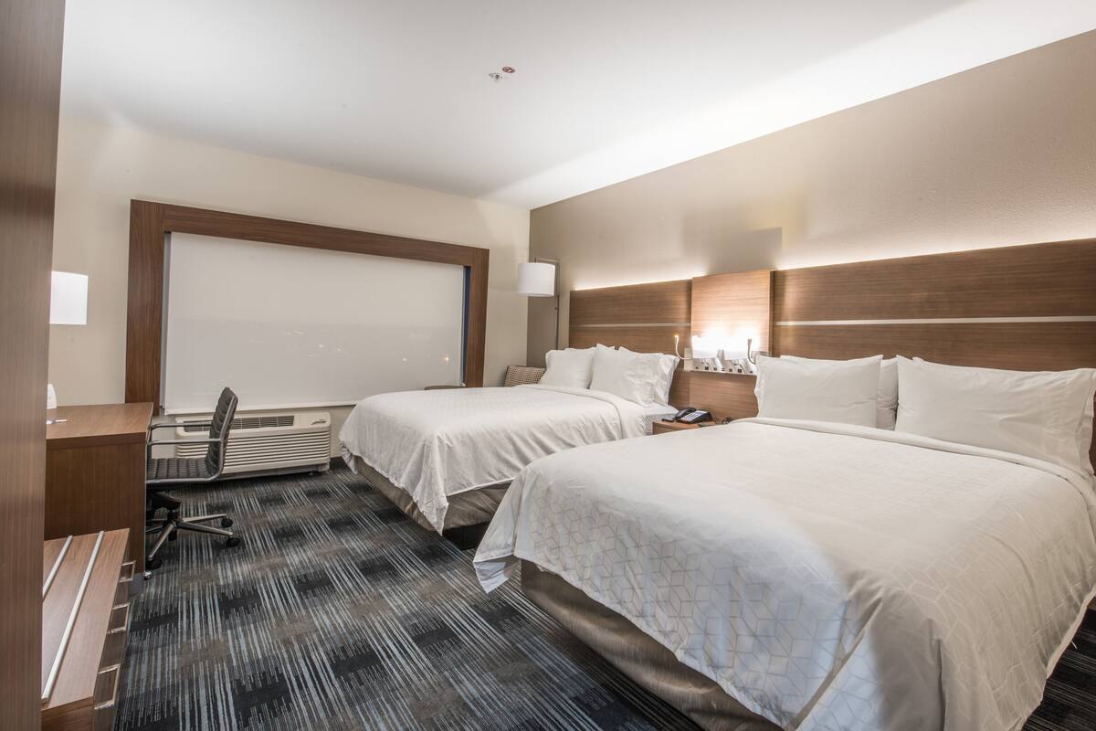 Phòng Tiêu chuẩn, 2 giường cỡ queen | Bộ đồ giường cao cấp, nệm có lớp đệm bông, két bảo mật tại phòng 