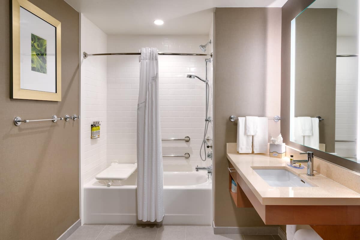 Studiosuite, 1 kingsize-seng, tilgjengelighetstilpasset, kjøkken (Comm and Tub Accessible) | Bad | Kombinert dusj/badekar, hårføner, håndklær og såpe