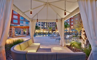 Una piscina al aire libre, sillones reclinables de piscina