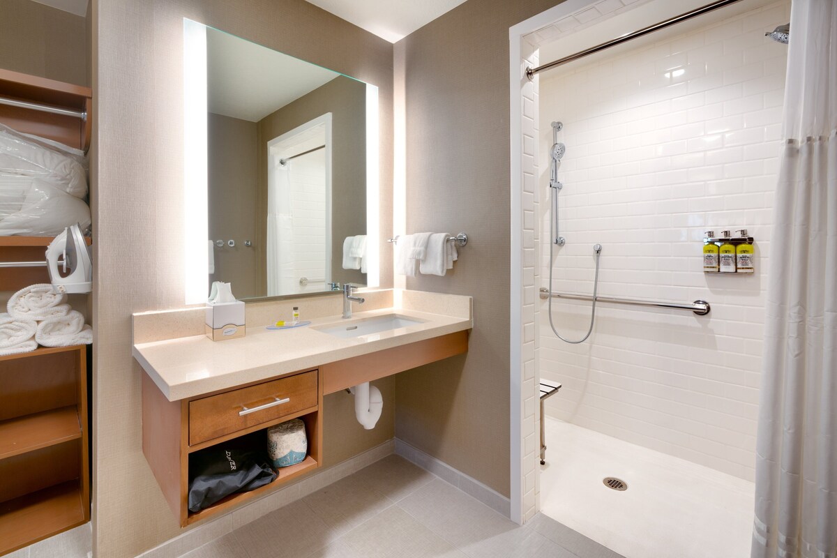 Suite, 1 soverom, tilgjengelighetstilpasset, kjøkken (Mobility,Roll-In Shower) | Skrivebord, skrivebord for bærbar PC og blendingsgardiner