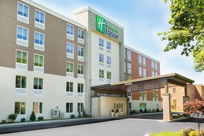 A Holiday Inn Express hotel with a covered entrance and multiple floors. - Holiday Inn Express Chelmsford by IHG (Chelmsford)