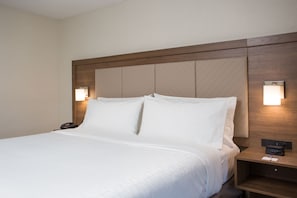 Desk, laptop workspace, blackout curtains, iron/ironing board - Holiday Inn Express Chelmsford by IHG (Chelmsford)