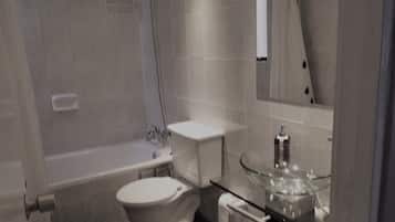 Deep-soaking bathtub, hair dryer, towels