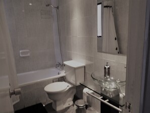 Deep-soaking bathtub, hair dryer, towels