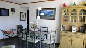 Apartment, 3 Bedrooms, 2 Bathrooms, Ocean View | In-room dining - Departamento La Palmera (Vina del Mar)