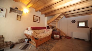 Apartment, 2 Schlafzimmer (ai Barfai) | Wohnbereich | Flachbildfernseher