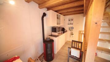 Studio (ai Barfai) | Dapur kecil pribadi | Lemari es, kompor, dan peralatan masak/sendok-piring