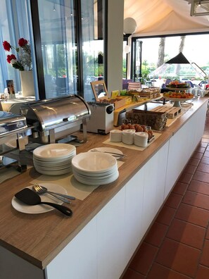 Free daily buffet breakfast
