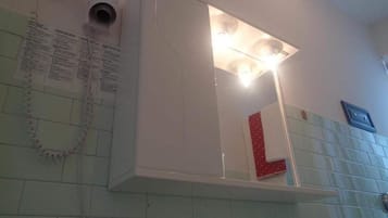 淋浴設備、淋浴花灑、免費盥洗用品、吹風機