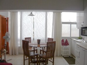 Apartment, 2 Schlafzimmer, eigenes Bad | Essbereich im Zimmer