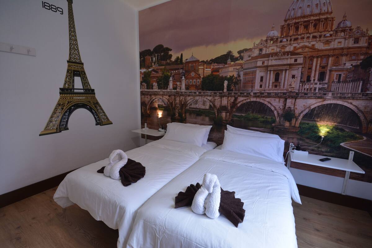 Chambre avec lits jumeaux, 2 lits une place, salle de bains commune (Exterior) | Fer et planche à repasser, Wi-Fi gratuit, draps fournis